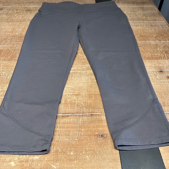 Fabletics Crop Leggings - Picture 2 of 8